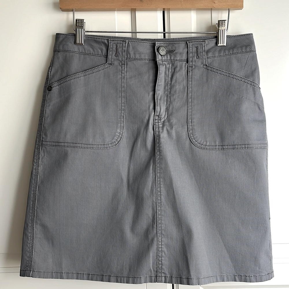 Denver Hayes skort in steel grey ribbed cotton with patch pockets. Size US 6